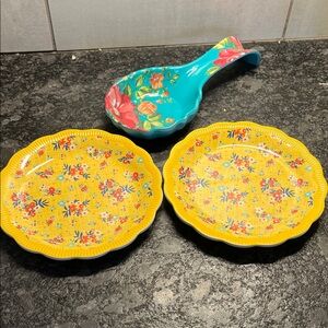 Pioneer Woman 6.5” Floral Yellow Plates and Blue Spoon Rest Set. New without box
